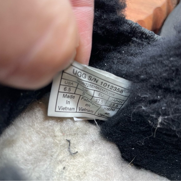 UGG McKay Boots Black suede Ankle Bootie 1012358 Sz 6.5 - Picture 5 of 7